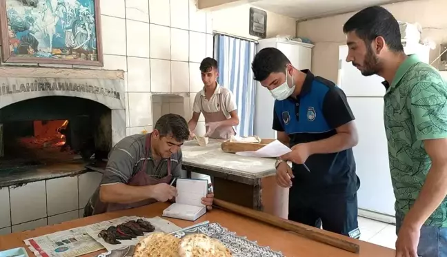 İhtiyaç sahiplerinin borçlarının yazıldığı defter yaprakları fırında yandı