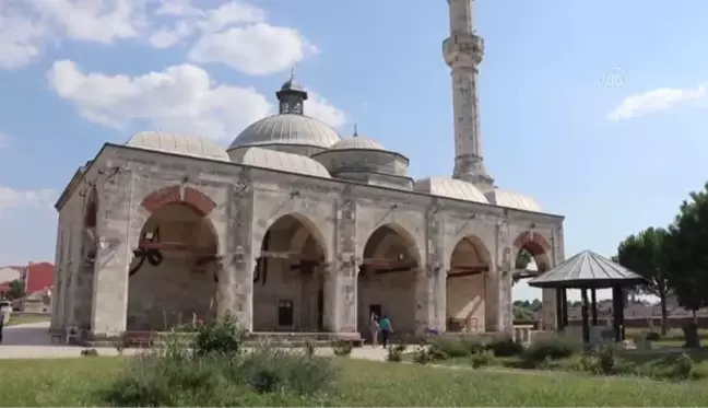 Tarihi Muradiye Cami avlusunda semazenler 