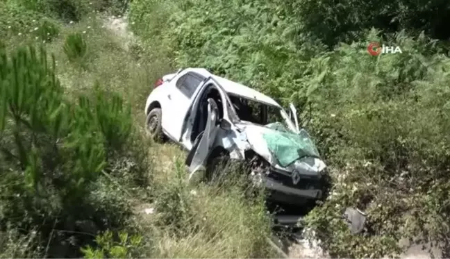 Çekmeköy'de tekeri patlayan otomobile, arkadan gelen otomobil çarptı: 2 yaralı