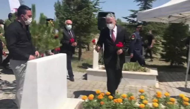 Son dakika haberi | ESKİŞEHİR - 15 Temmuz şehidi polis memuru Fatih Dalgıç, Eskişehir'de kabri başında anıldı