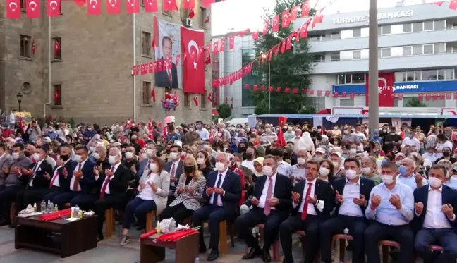 Isparta'da binlerce kişi demokrasi nöbetinde