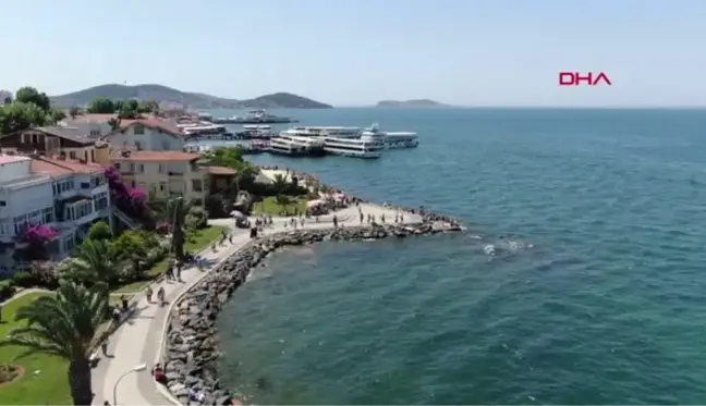 İSTANBULLULAR BÜYÜKADA'YA AKIN ETTİ; MÜSİLAJSIZ DENİZE GİRDİLER