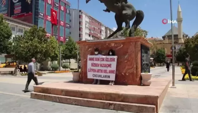 Annelerinin tedavi görmesi için pankart açıp yardım istediler