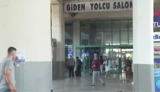 İzmir Şehirlerarası Otobüs Terminalinde bayram öncesi yoğunluk