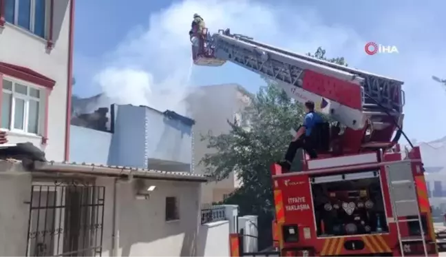 Yanan evdeki yaşlı kadını okuldaki öğretmen kurtardı