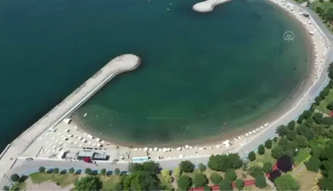 (DRONE) Güzel havayı değerlendiren vatandaşlar, Caddebostan sahilinde denize girdi