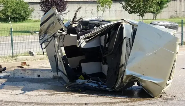 Karşı şeride geçip otomobili biçti