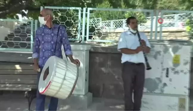 Eşinden boşandı davul zurna ile kutladı