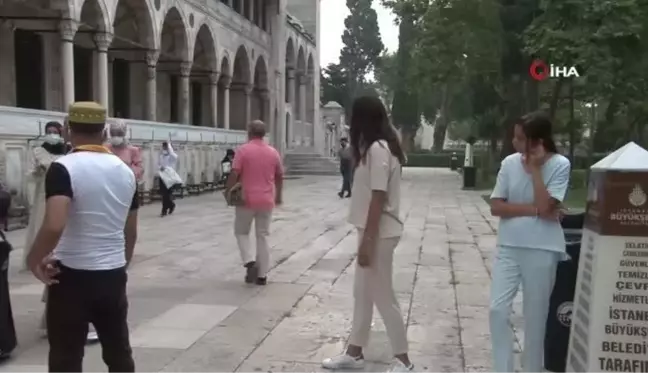 Süleymaniye Camii'nde binlerce vatandaşın katılımıyla bayram namazı kılındı