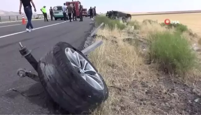 Aksaray'da feci kaza...Çarpıp takla attığı bariyerler otomobile saplandı: 2 ölü, 4 yaralı