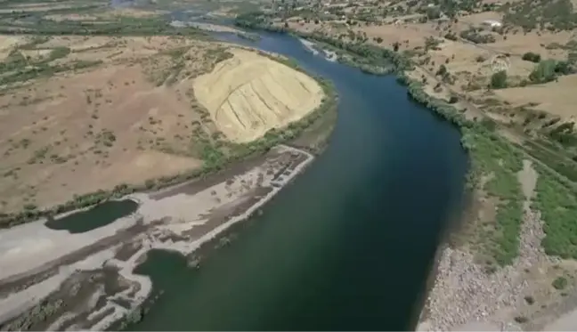 Bingöllü gençler Murat Nehri'nin sularında gelecekleri için kürek çekiyor