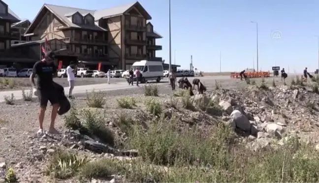 Kamp için Kayseri'ye gelen ABD'li bisikletçiler Erciyes'te çöp topladı