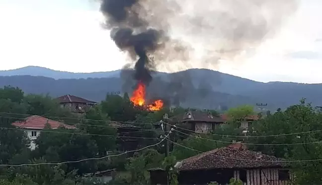 KASTAMONU - Yıldırım isabet eden evde yangın çıktı