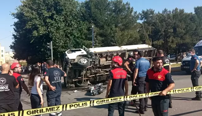 Meşrubat kamyoneti motosikletli çifte çarptı: 1 ölü, 2 yaralı