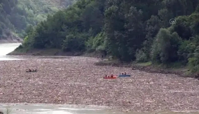 Murgul'daki selde kaybolan kişiyi arama çalışmaları sürüyor