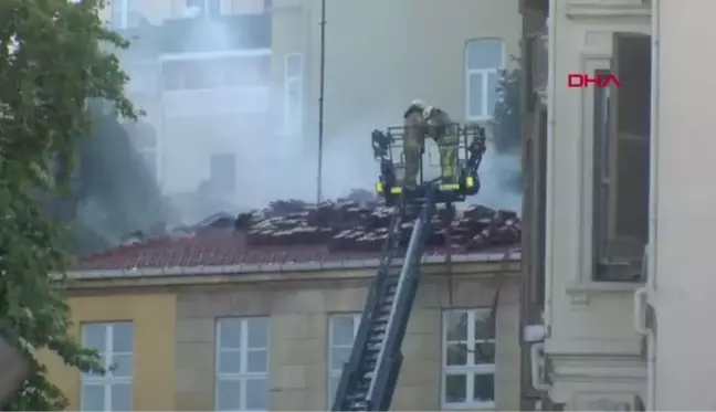 (Beyoğlu'nda lisenin çatısında yangın