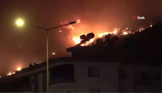 Yangından kaçan vatandaşlar belediye önünde toplandı