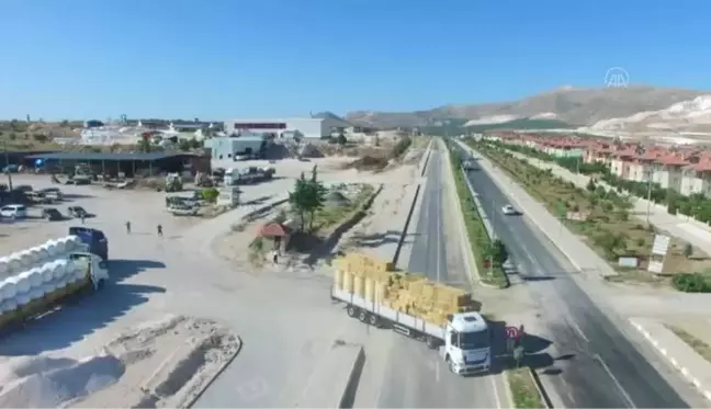 Karamanlı Belediyesinden Manavgat'a 8 tır yem ve saman gönderildi