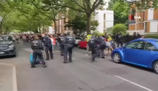 Berlin'de izinsiz korona protestolarında göstericiler ile polis arasında arbede