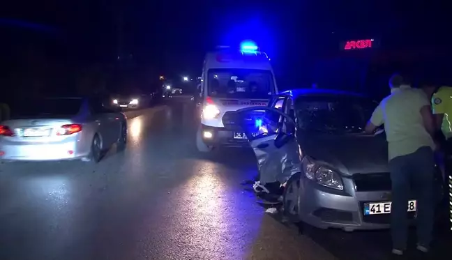 Arnavutköy'de 2 otomobil çarpıştı: Anne ve 2 çocuğu yaralandı