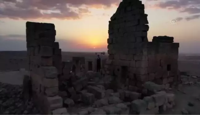 DİYARBAKIR - Zerzevan Kalesi'nin gün batımı fotoğrafları sergilere ilham kaynağı oluyor