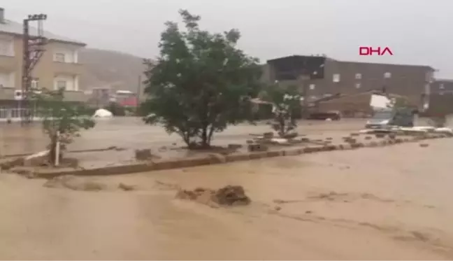 HAKKARİ KARA YOLU HEYELAN NEDENİYLE KAPANDI