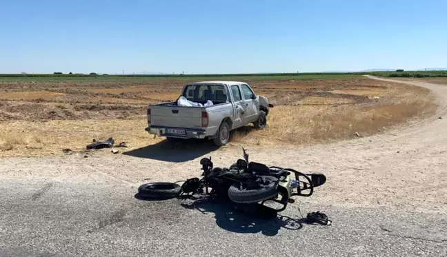 Son dakika haberi! Kamyonet ile motosiklet çarpıştı: 1 ölü, 2 yaralı