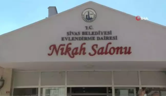 Evet dediler, nikah şekeri yerine kedi ve köpek maması dağıttılar