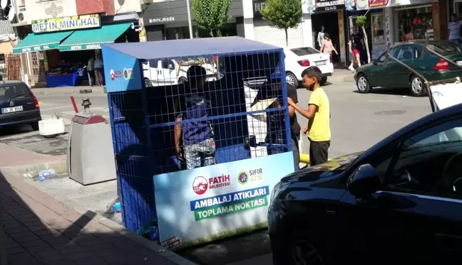 Son dakika haber... Fatih'te kağıt toplayan çocuklar belediyenin atık kutusuna girdi