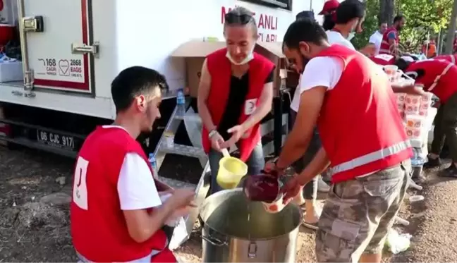 Türk Kızılay'ı yangında gönüllere dokunuyor