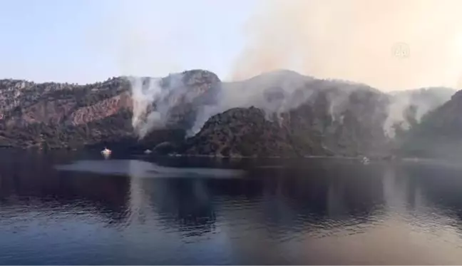 Marmaris'teki orman yangınına, gemiyle denizden de müdahale ediliyor (2)