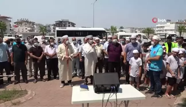 Onlarca kişi Manavgat'taki yangınların durması için yağmur duası yaptı