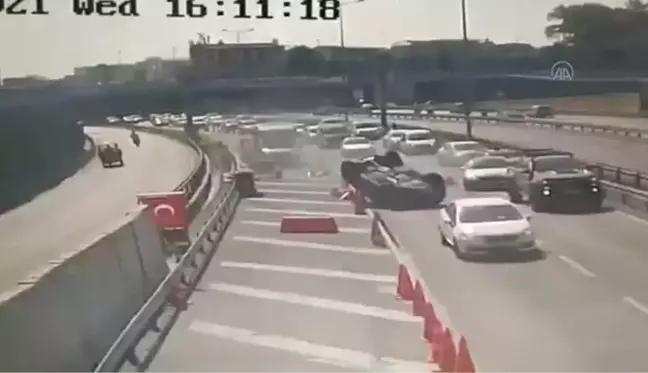 Avrasya Tüneli girişinde takla atan otomobilin sürücüsü ağır yaralandı