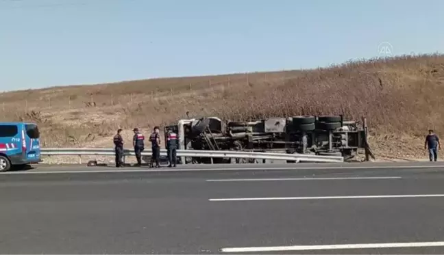 Kuzey Marmara Otoyolu'nda devrilen tankerin sürücüsü yaralandı