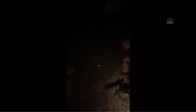 Orman yangınına gece görüşlü helikopterlerle müdahale ediliyor