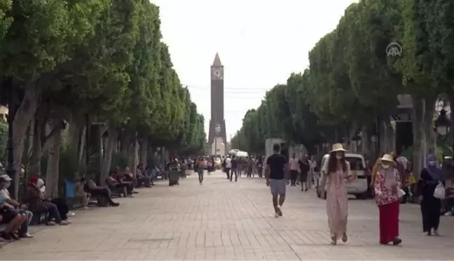 Tunus sokağında Cumhurbaşkanı Said'in kararlarına destek olan da var itiraz eden de