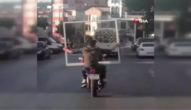 Koca çerçeveyi motosiklet üzerinde böyle taşıdılar