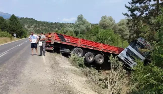 Kayganlaşan yolda şarampole uçan tırdan yara almadan kurtuldu