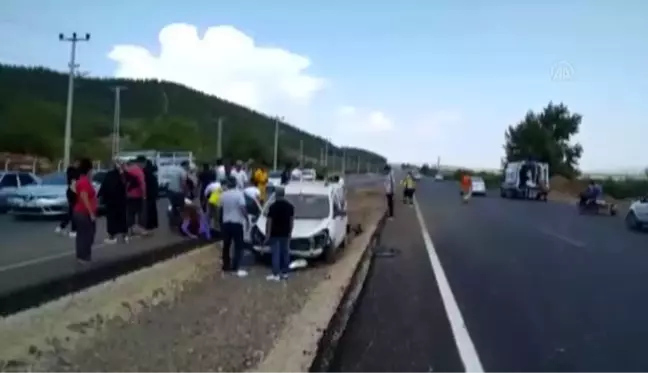 GAZİANTEP - Kontrolden çıkan araç orta refüje devrildi: 4 yaralı