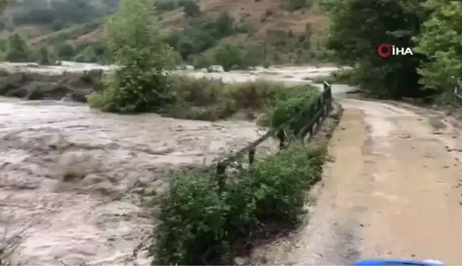 Karabük'te köprü çöktü, yol ulaşıma kapandı