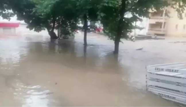 KASTAMONU - Bozkurt'ta su taşkını nedeniyle sürüklenen araçlar