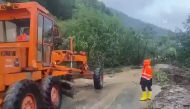 KASTAMONU - Heyelan nedeniyle Kastamonu-Bozkurt kara yolunda ulaşım kontrollü sağlanıyor (2)