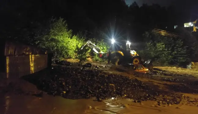 Kastamonu yolunda heyelan nedeniyle iki araç toprak altında kaldı