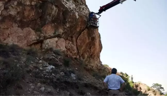 KARA YOLU İÇİN TEHLİKE OLUŞTURAN KAYA, BASINÇLI SU YASTIĞI SİSTEMİYLE PARÇALANDI