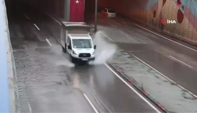 Karabük'te sağanak sonrası yollar göle döndü