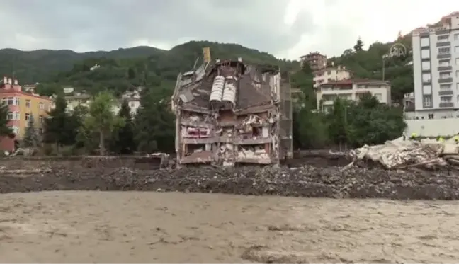 Son dakika haber... KASTAMONU - Sel nedeniyle yıkılan binanın altından yakınlarının sağ çıkmasını bekliyorlar