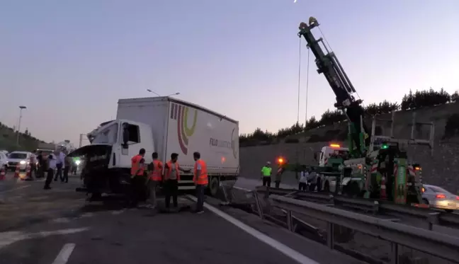 Tuzla Orhanlı gişelerinde tır ile kamyon çarpıştı: 3 yaralı