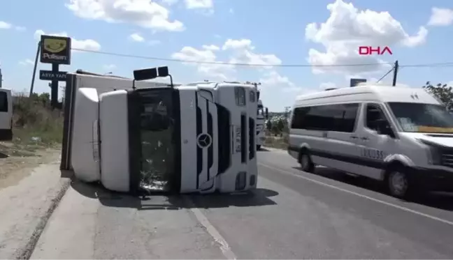 ARNAVUTKÖY'DE AYAKKABI YÜKLÜ TIR DEVRİLDİ