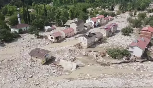 (DRONE) Sel felaketi nedeniyle 40 evin yıkıldığı Babaçay köyünün sakinleri yaşadıklarını anlattı (2)