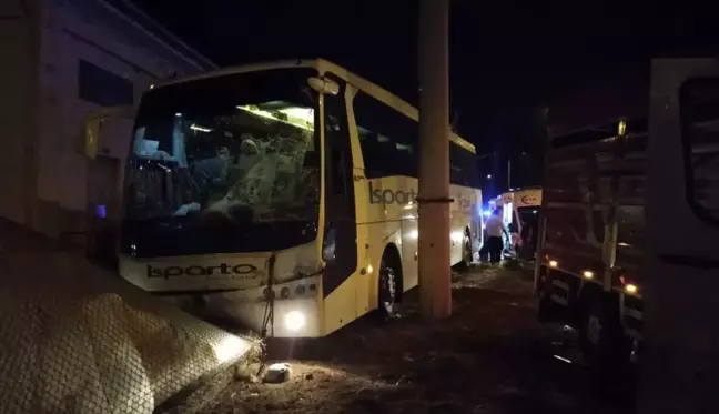 Yolcu otobüsü ile kamyonet çarpıştığı kazada iki araçta hasar meydana geldi